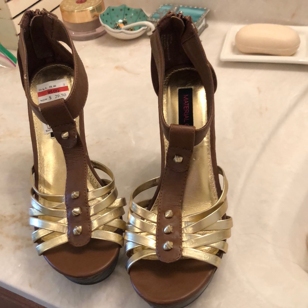 Wedge heels in gold and tan